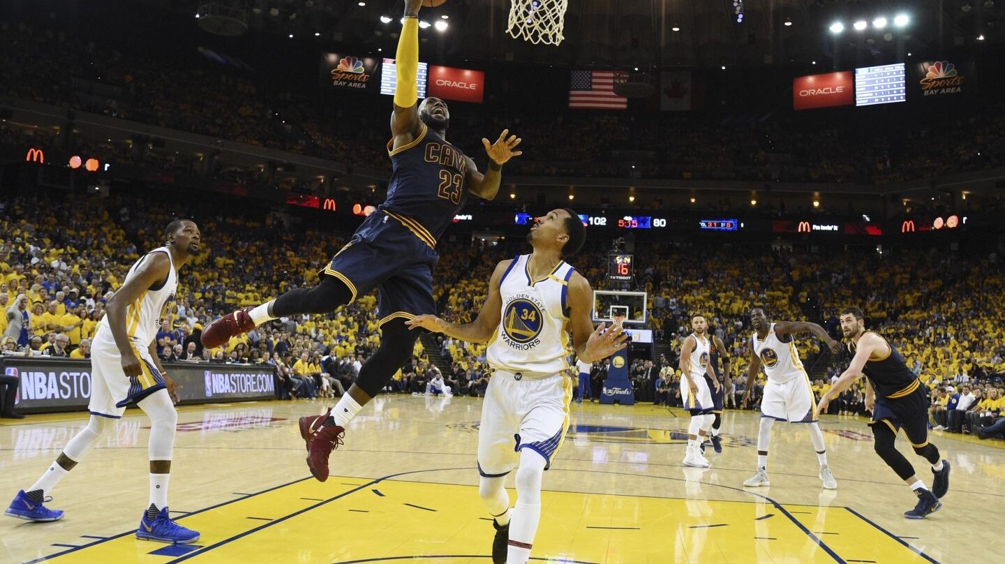 LeBron James trata de anotar durante el primer partido de las Finales de la NBA.