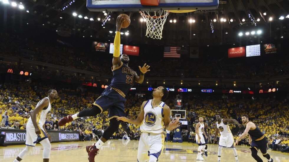 LeBron James trata de anotar durante el primer partido de las Finales de la NBA.