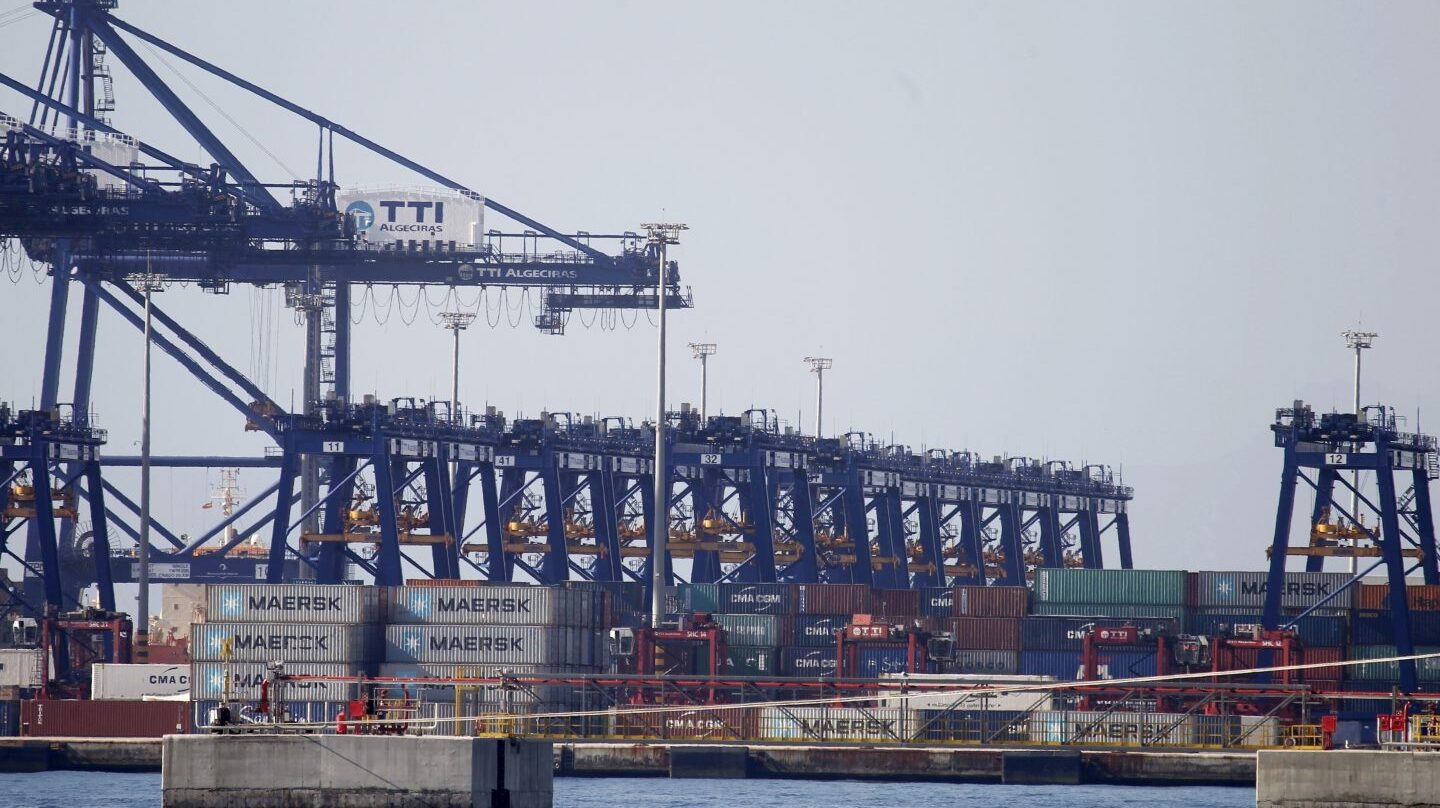 Las grúas del puerto de Algeciras (Cádiz) durante la primera jornada de huelga de los estibadores.