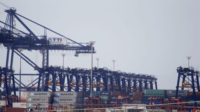 Las grúas del puerto de Algeciras (Cádiz) durante la primera jornada de huelga de los estibadores.