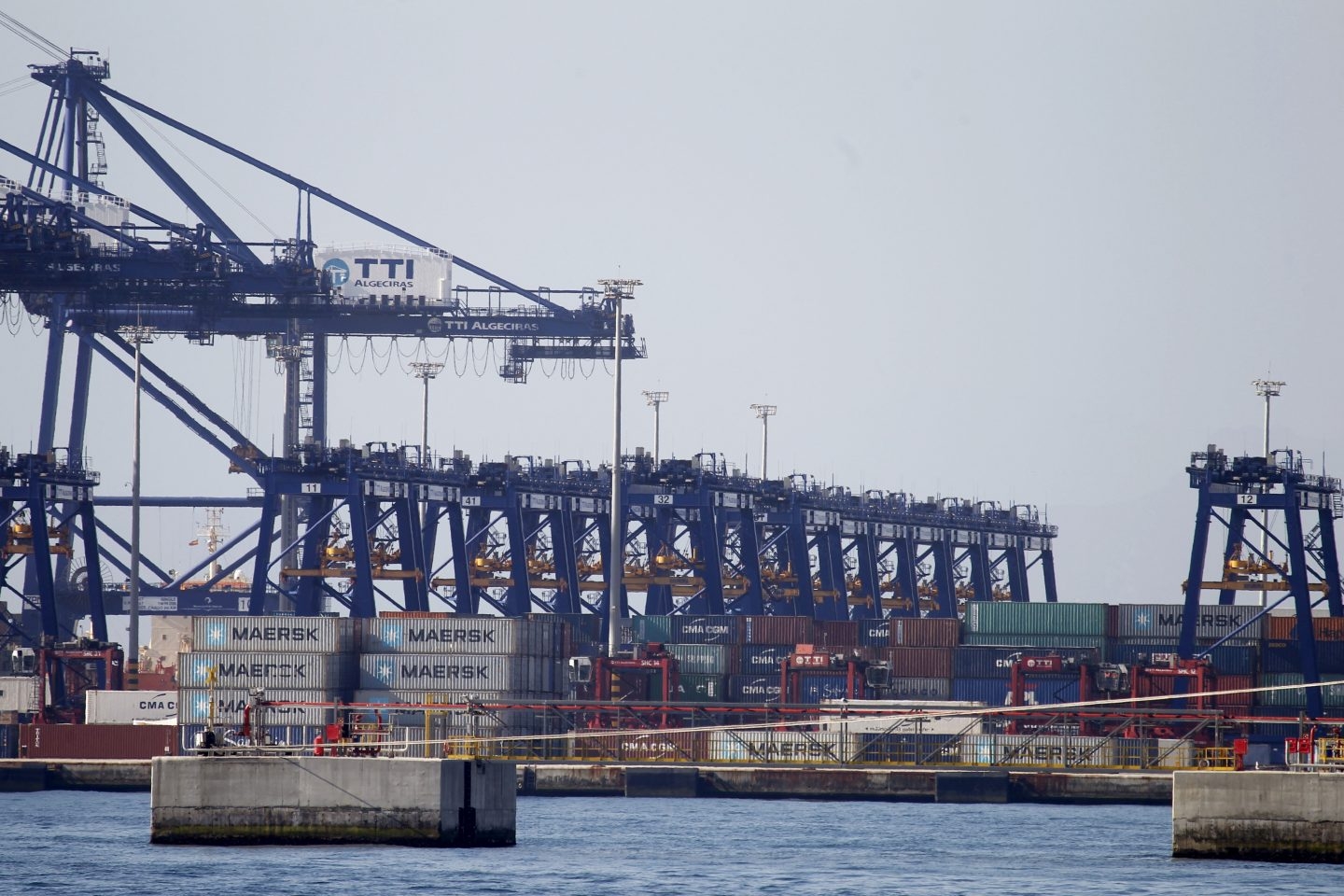 Las grúas del puerto de Algeciras (Cádiz) durante la primera jornada de huelga de los estibadores.