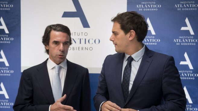 Aznar elige a Rivera como "defensor de la unidad de España" para clausurar su máster