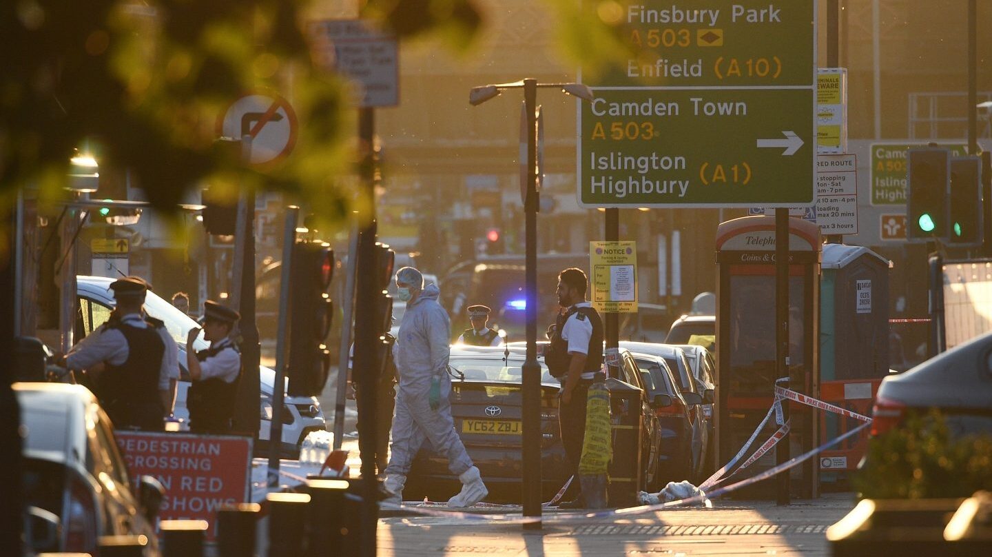 Oficiales de policía de Londres hacen guardia dentro del cordón cerca de Finsbury Park.