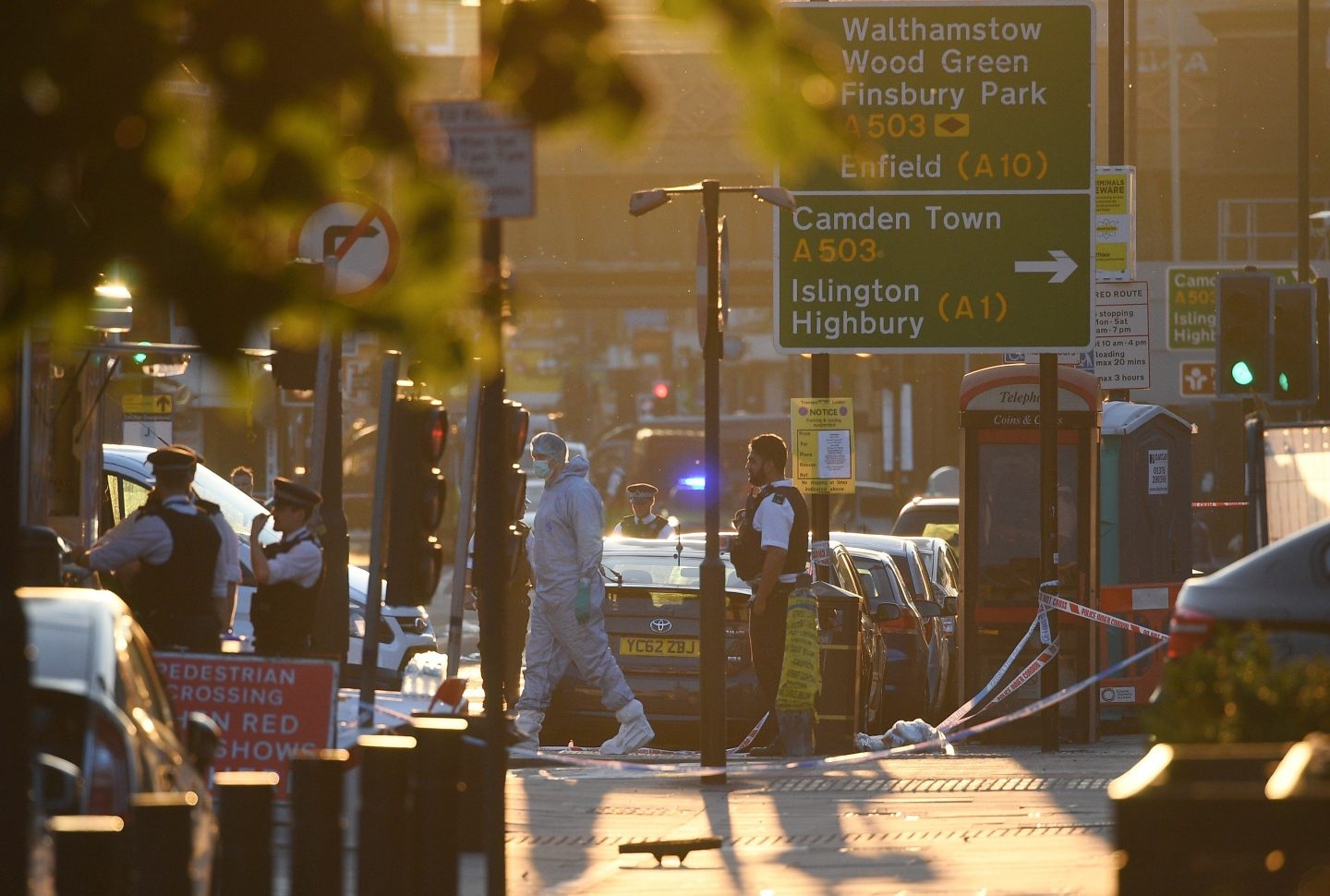 Oficiales de policía de Londres hacen guardia dentro del cordón cerca de Finsbury Park.