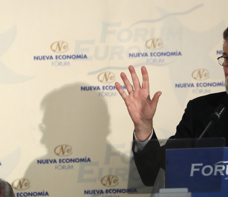 Rajoy tiende la mano a Sánchez pero le pide que no cree "problemas" ni "crispación"