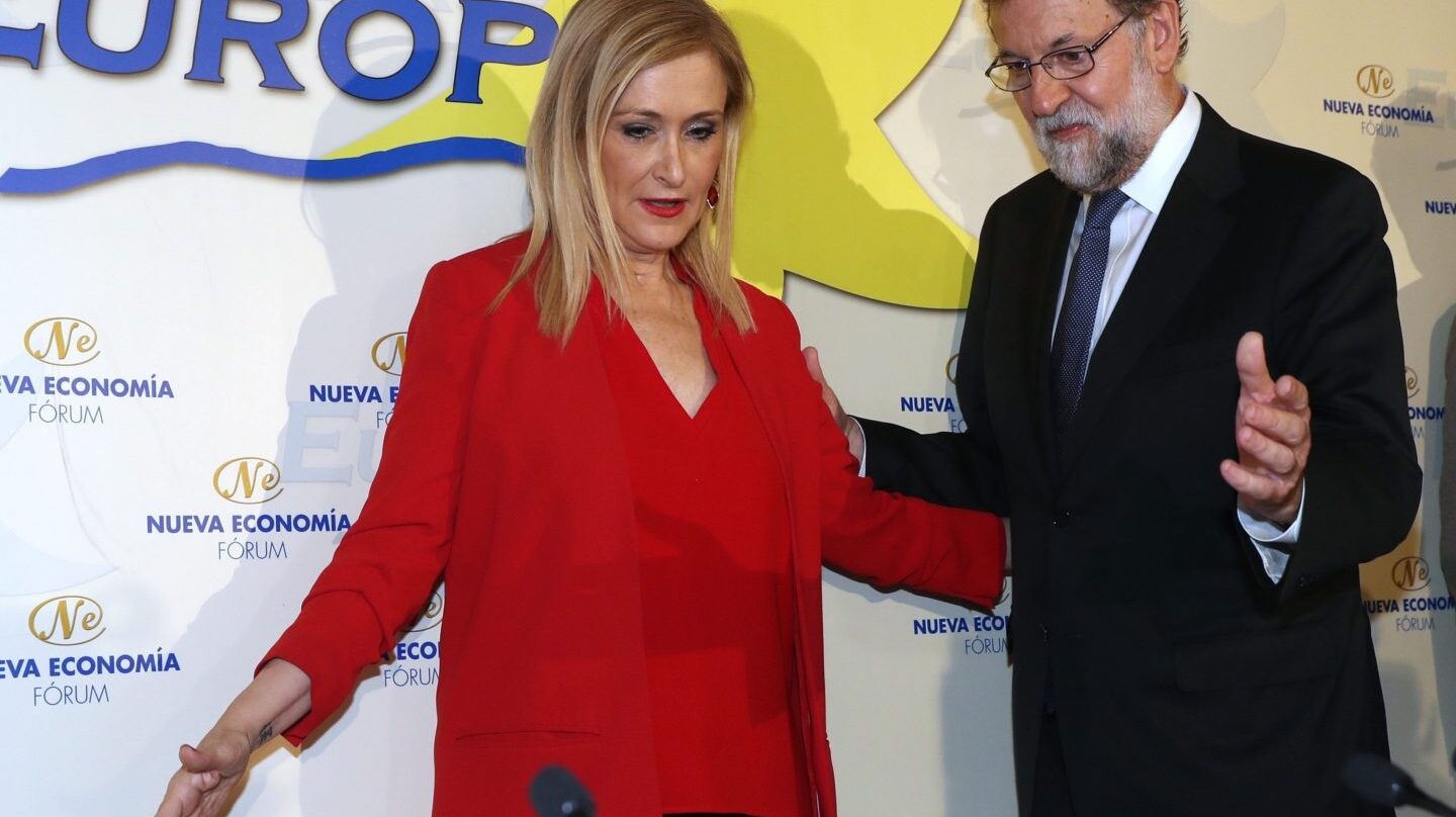 El presidente del Gobierno, Mariano Rajoy, y la presidenta de la Comunidad de Madrid, Cristina Cifuentes, en un desayuno informativo.