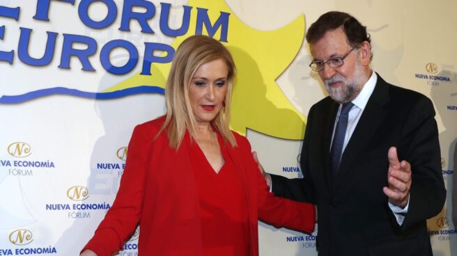 El presidente del Gobierno, Mariano Rajoy, y la presidenta de la Comunidad de Madrid, Cristina Cifuentes, en un desayuno informativo.