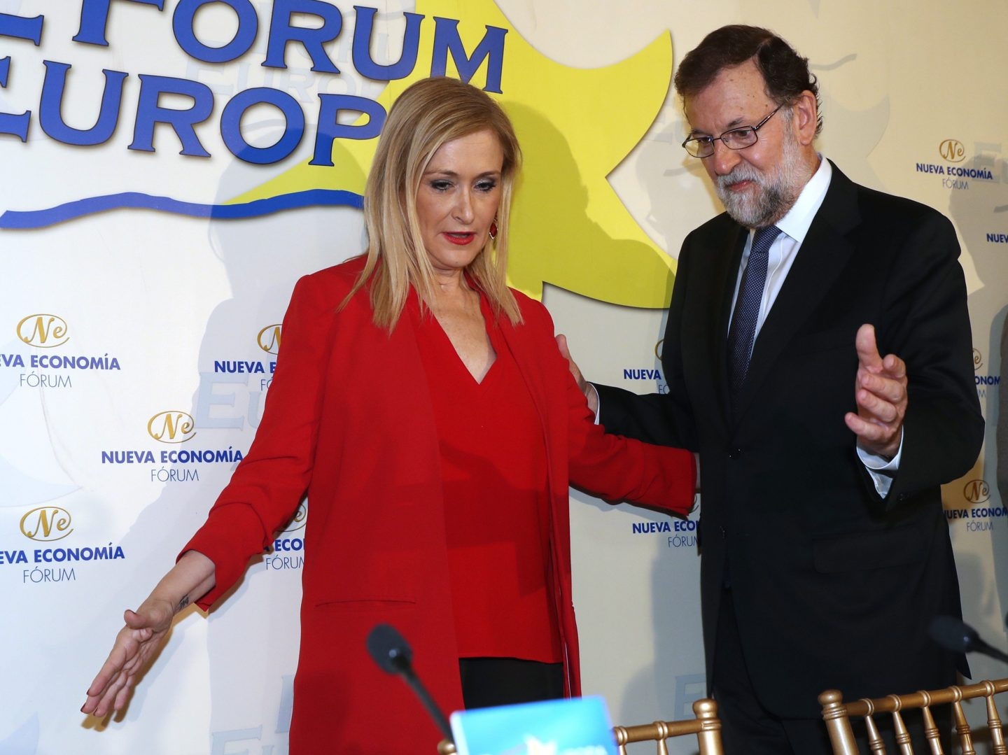El presidente del Gobierno, Mariano Rajoy, y la presidenta de la Comunidad de Madrid, Cristina Cifuentes, en un desayuno informativo.