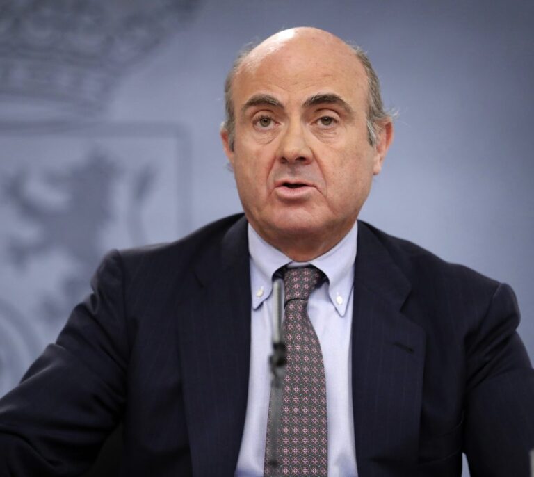 El Gobierno habilita la vía exprés para que las empresas abandonen Cataluña