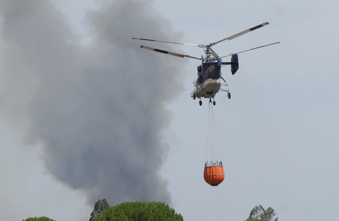 Los bomberos sofocan otro incendio en Almonte, a pocos kilómetros de Doñana