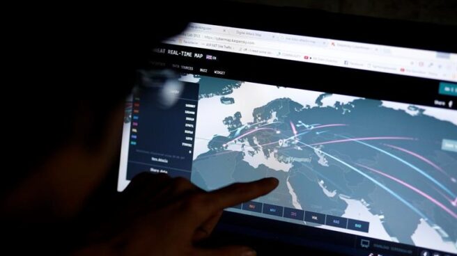 Un ingeniero revisa el mapa de un ciberataque que afectó a multinacionales en varios países.