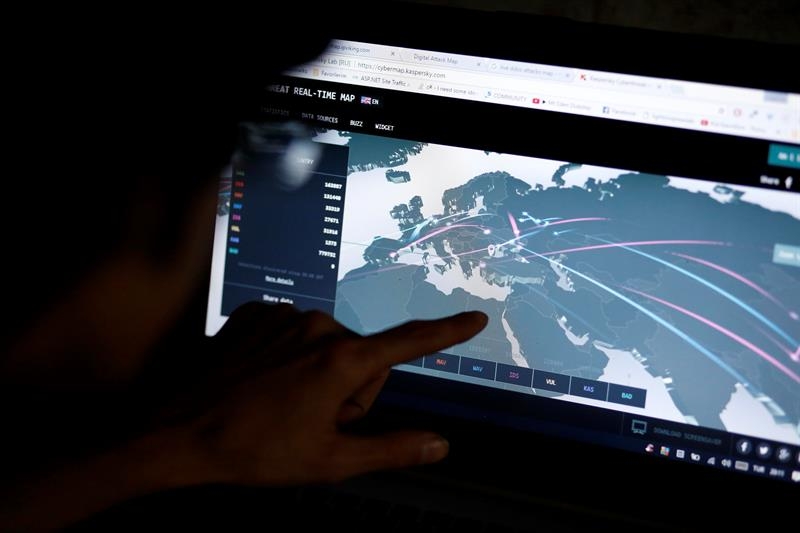Un ingeniero revisa el mapa de un ciberataque que afectó a multinacionales en varios países.