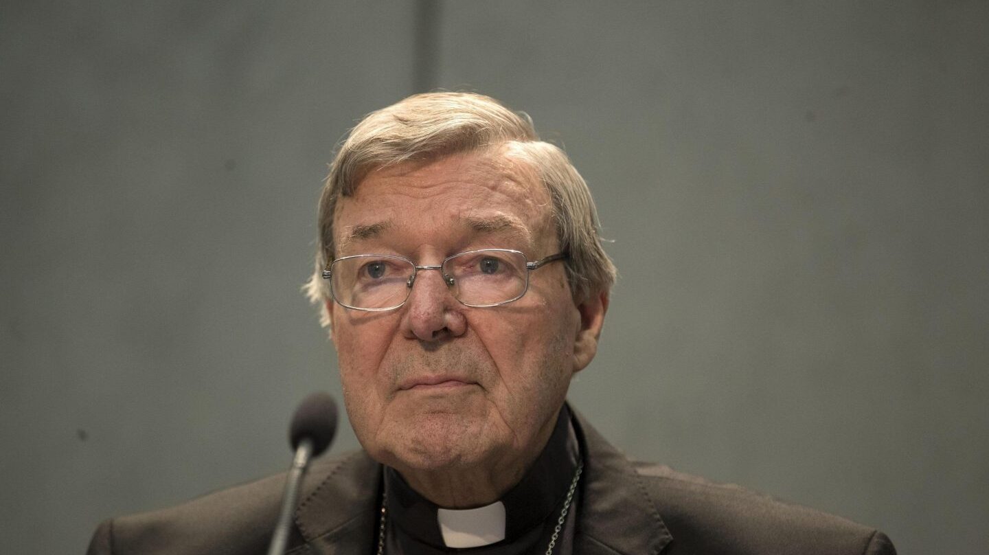 El cardenal Pell comparece ante la prensa en el Vaticano.