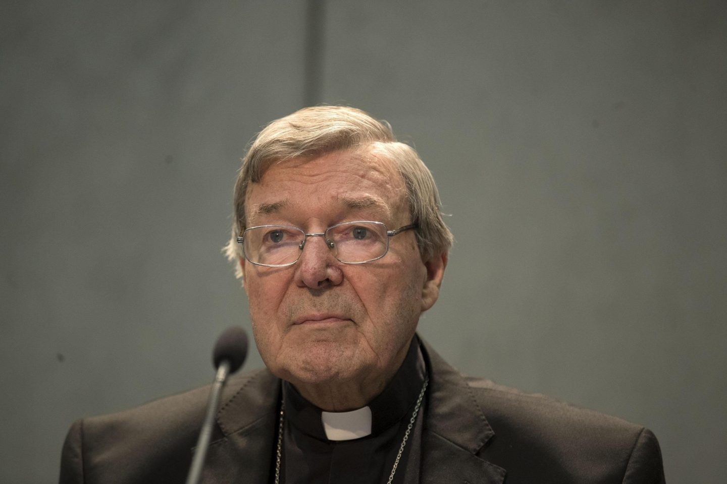 El cardenal Pell comparece ante la prensa en el Vaticano.