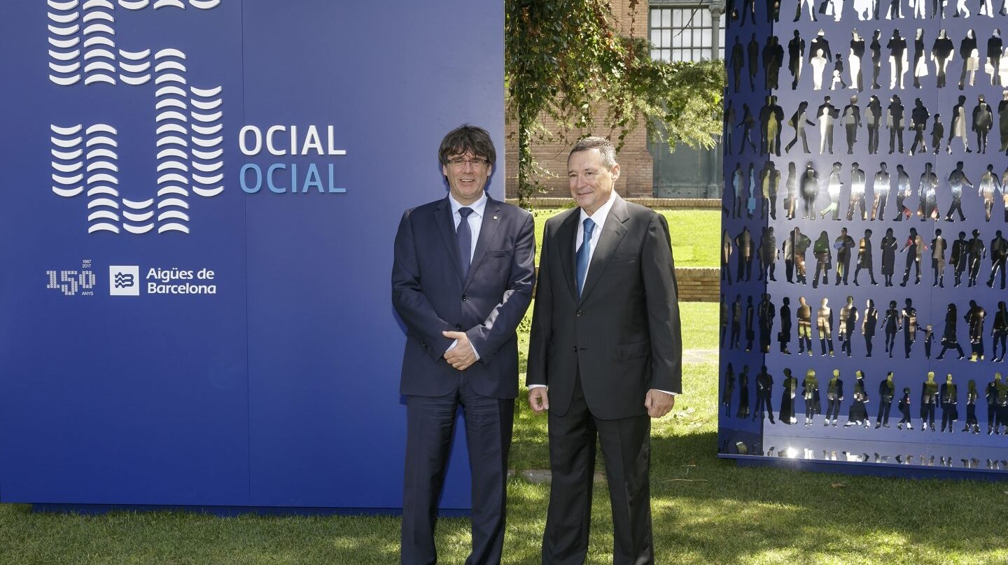 El presidente de la Generalitat, Carles Puigdemont, y el presidente de Agbar, Ángel Simón.