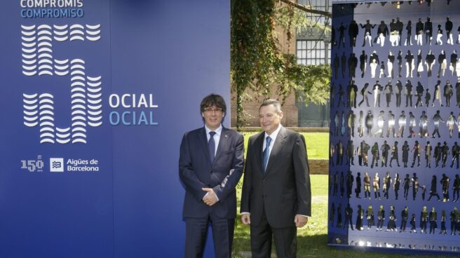 El presidente de la Generalitat, Carles Puigdemont, y el presidente de Agbar, Ángel Simón.