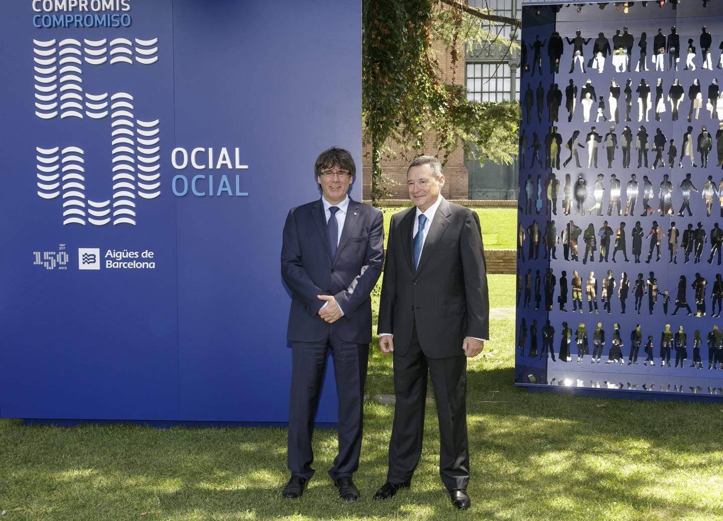 El presidente de la Generalitat, Carles Puigdemont, y el presidente de Agbar, Ángel Simón.