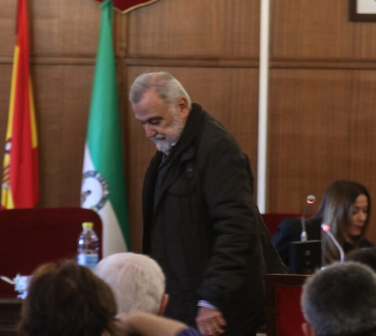 La juez absuelve a los diez acusados del caso Mercasevilla