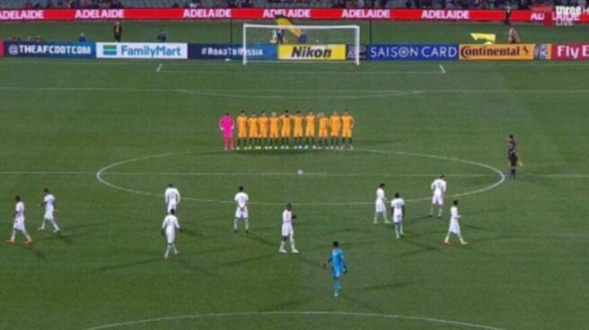 La selección de Arabia Saudí, durante el minuto de silencio.