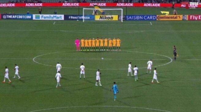 La selección de Arabia Saudí, durante el minuto de silencio. La selección de Arabia Saudí, durante el minuto de silencio.