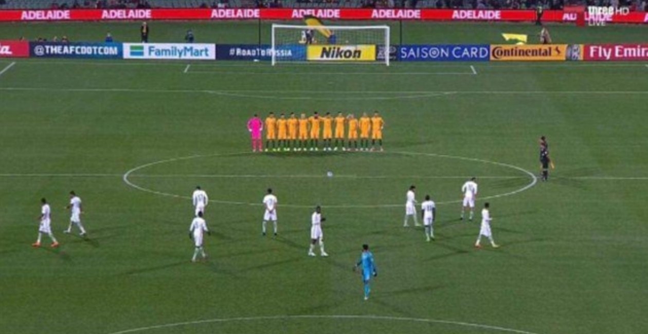 La selección de Arabia Saudí, durante el minuto de silencio.