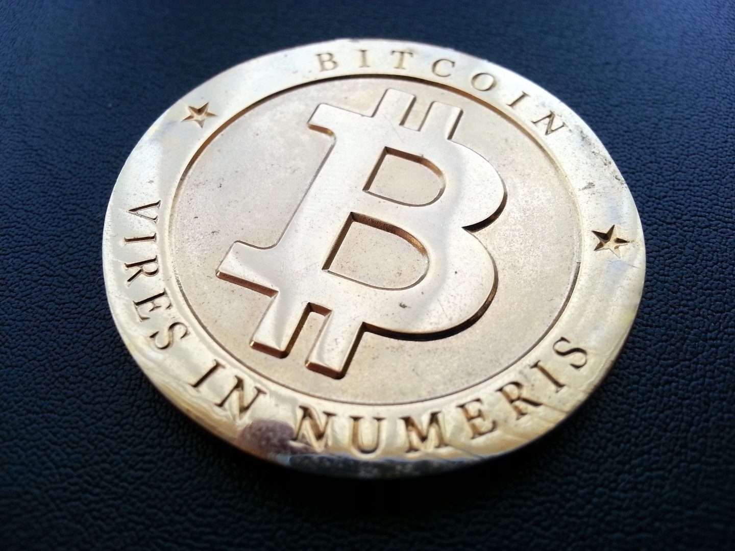 Representación física de la moneda virtual Bitcoin.