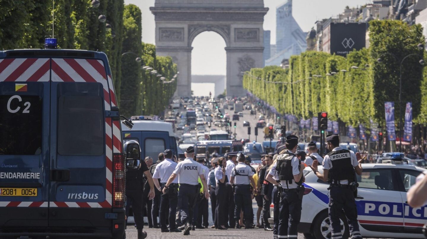La policía acordona los Campos Elíseos de París.