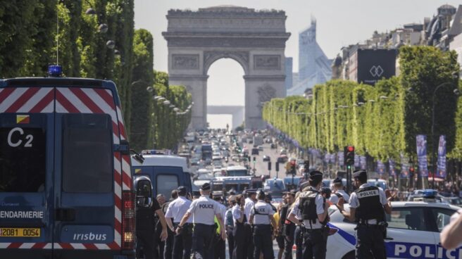 La policía acordona los Campos Elíseos de París. La policía acordona los Campos Elíseos de París.