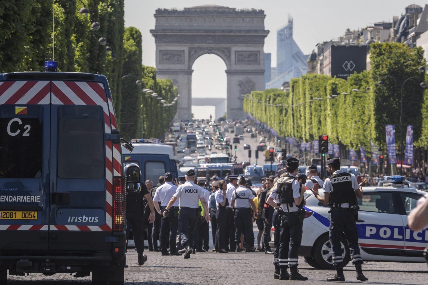 La policía acordona los Campos Elíseos de París.