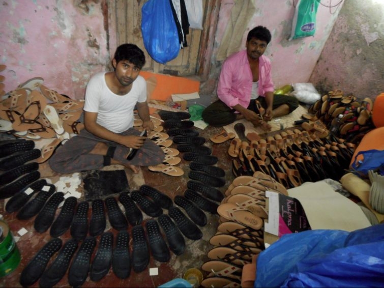 El negocio del 'bien comun' o cómo hacer rentables unas zapatillas para leprosos