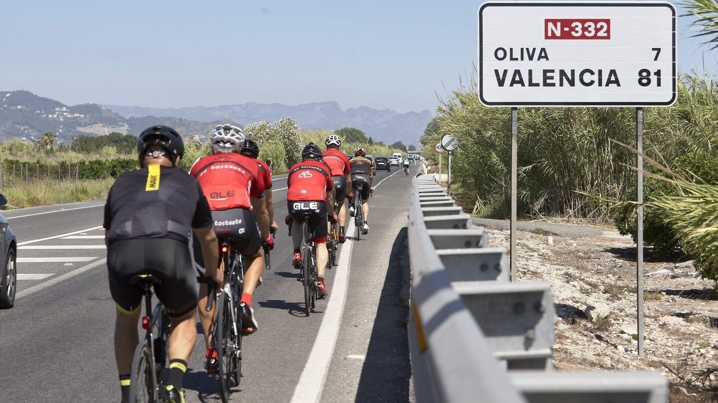 Grupo de ciclistas en una carretera de la Comunidad Valenciana.