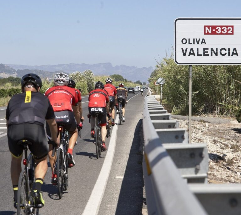 Carretera de Oliva: otro ciclista atropellado donde murieron tres hace un mes