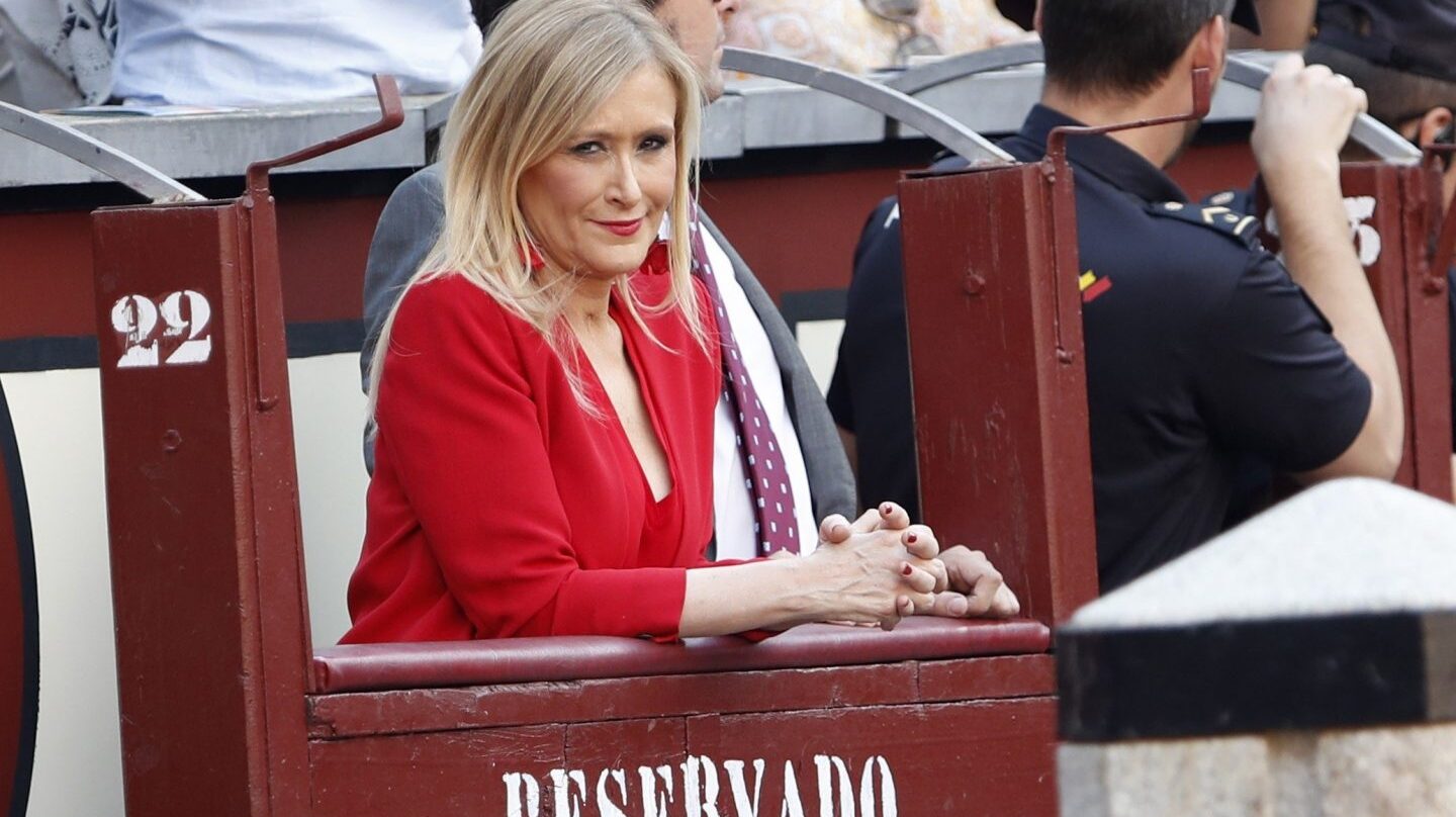 Cristina Cifuentes, en un burladero de Las Ventas.
