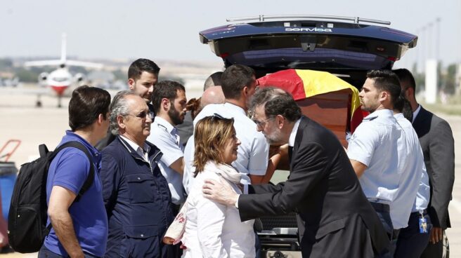 Rajoy recibe el féretro de Ignacio Echeverría.