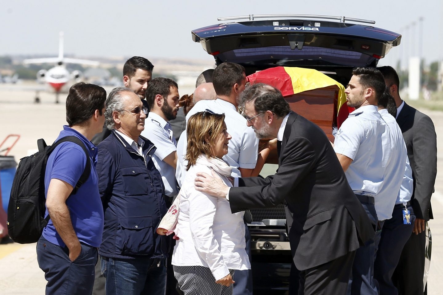 Rajoy recibe el féretro de Ignacio Echeverría.