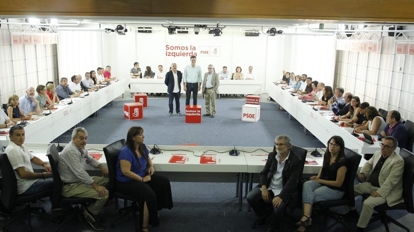 Sánchez con los líderes sindicales ante la Ejecutiva del PSOE.