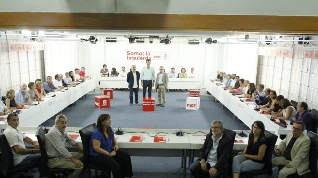 Sánchez con los líderes sindicales ante la Ejecutiva del PSOE.