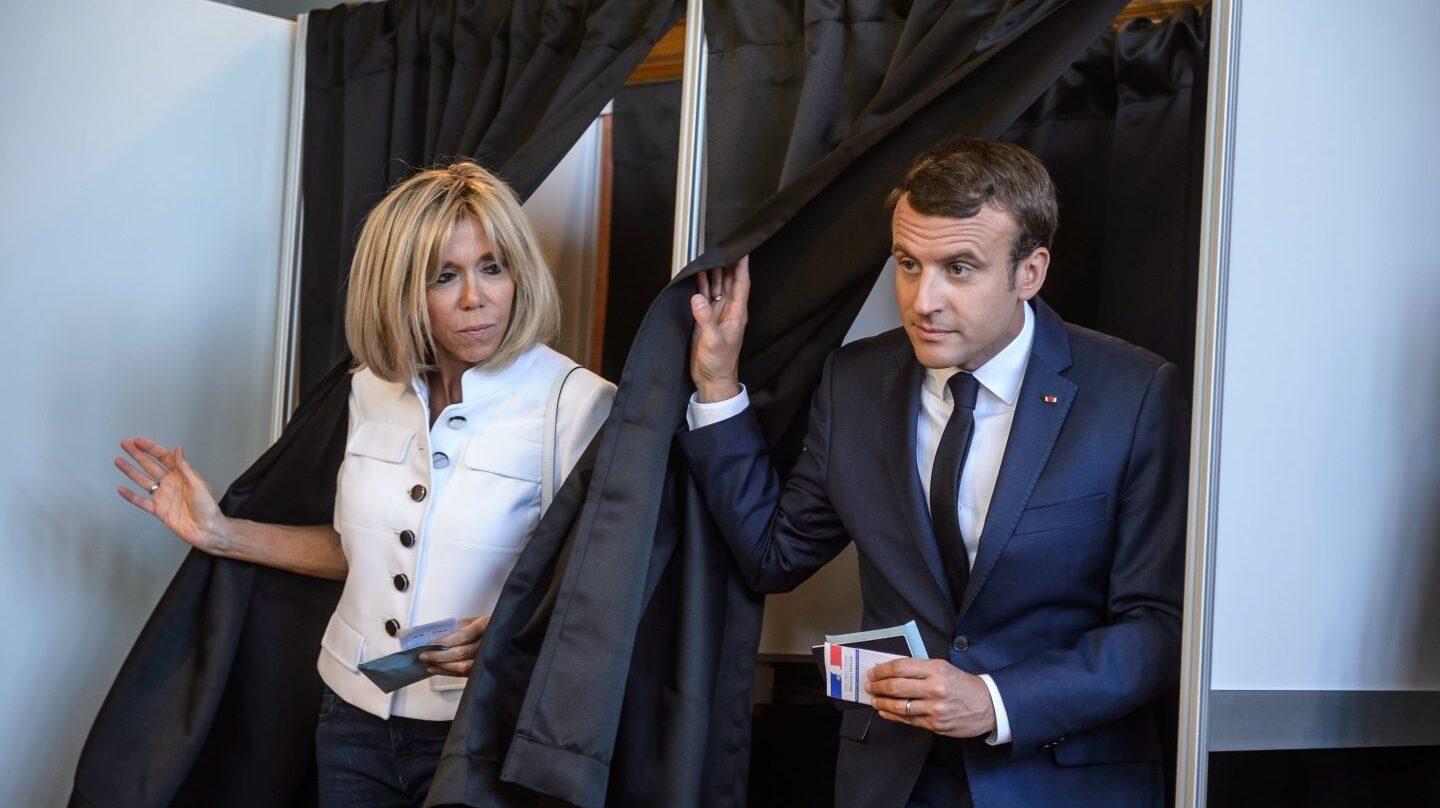 Emmanuel Macron y su mujer votan en las legislativas.