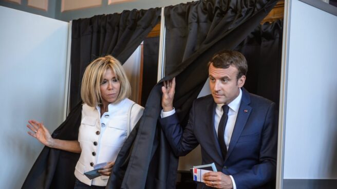 Emmanuel Macron y su mujer votan en las legislativas.