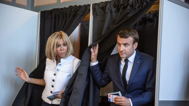 Emmanuel Macron y su mujer votan en las legislativas. Emmanuel Macron y su mujer votan en las legislativas.