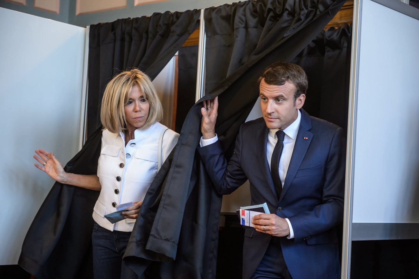 Emmanuel Macron y su mujer votan en las legislativas.