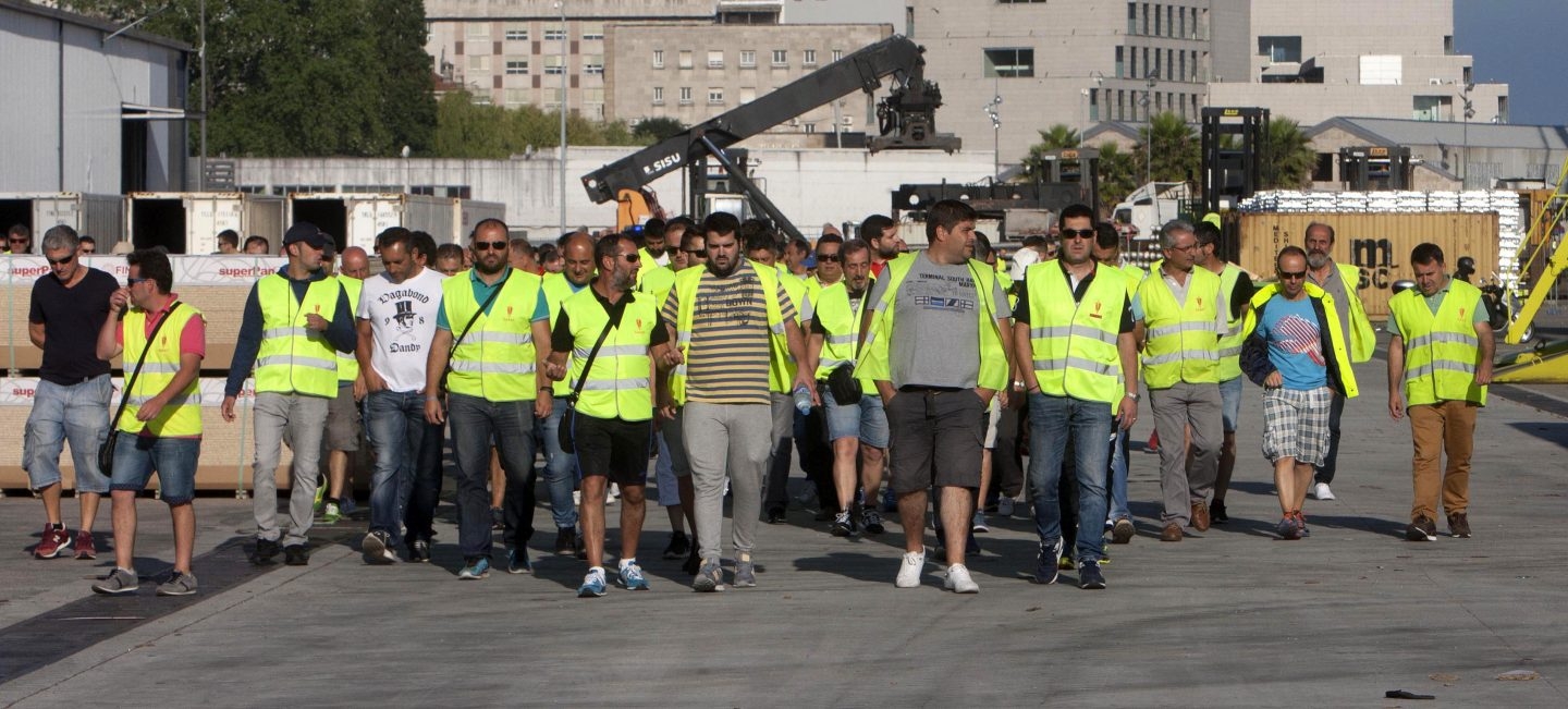 Un grupo de estibadores en Vigo.