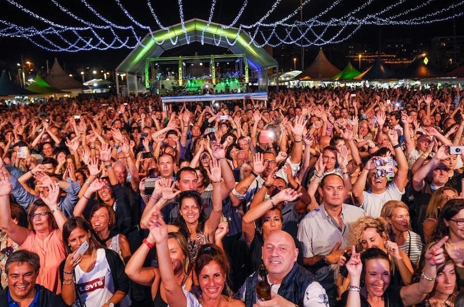 Público en el Festival Intercultural de Santander.