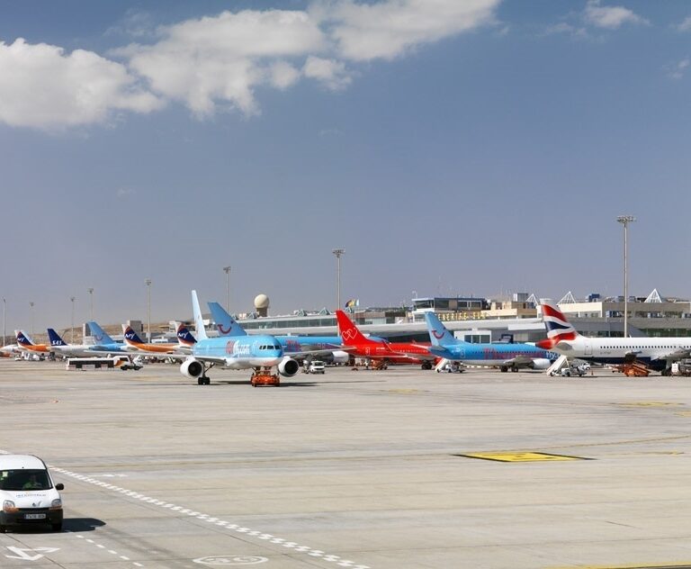 El aeropuerto de Tenerife Sur vuelve a la normalidad tras retirar el avión parado en la pista