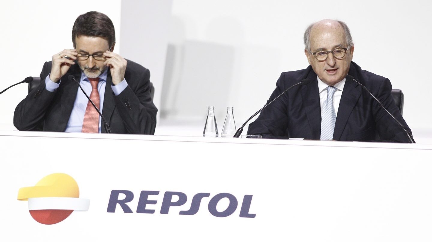 El presidente de Repsol, Antonio Brufau, y el consejero delegado, Josu Jon Imaz, en la junta de accionistas de Repsol.