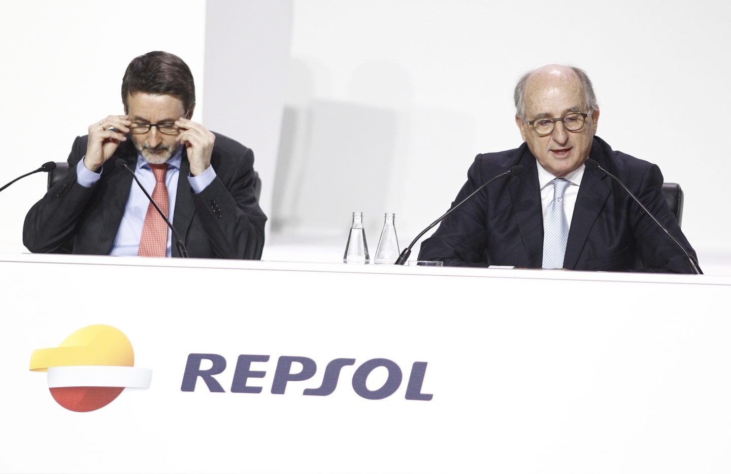 El presidente de Repsol, Antonio Brufau, y el consejero delegado, Josu Jon Imaz, en la junta de accionistas de Repsol.