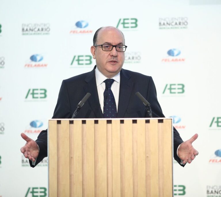 La patronal de la banca advierte: elevar los impuestos hace peligrar su solvencia