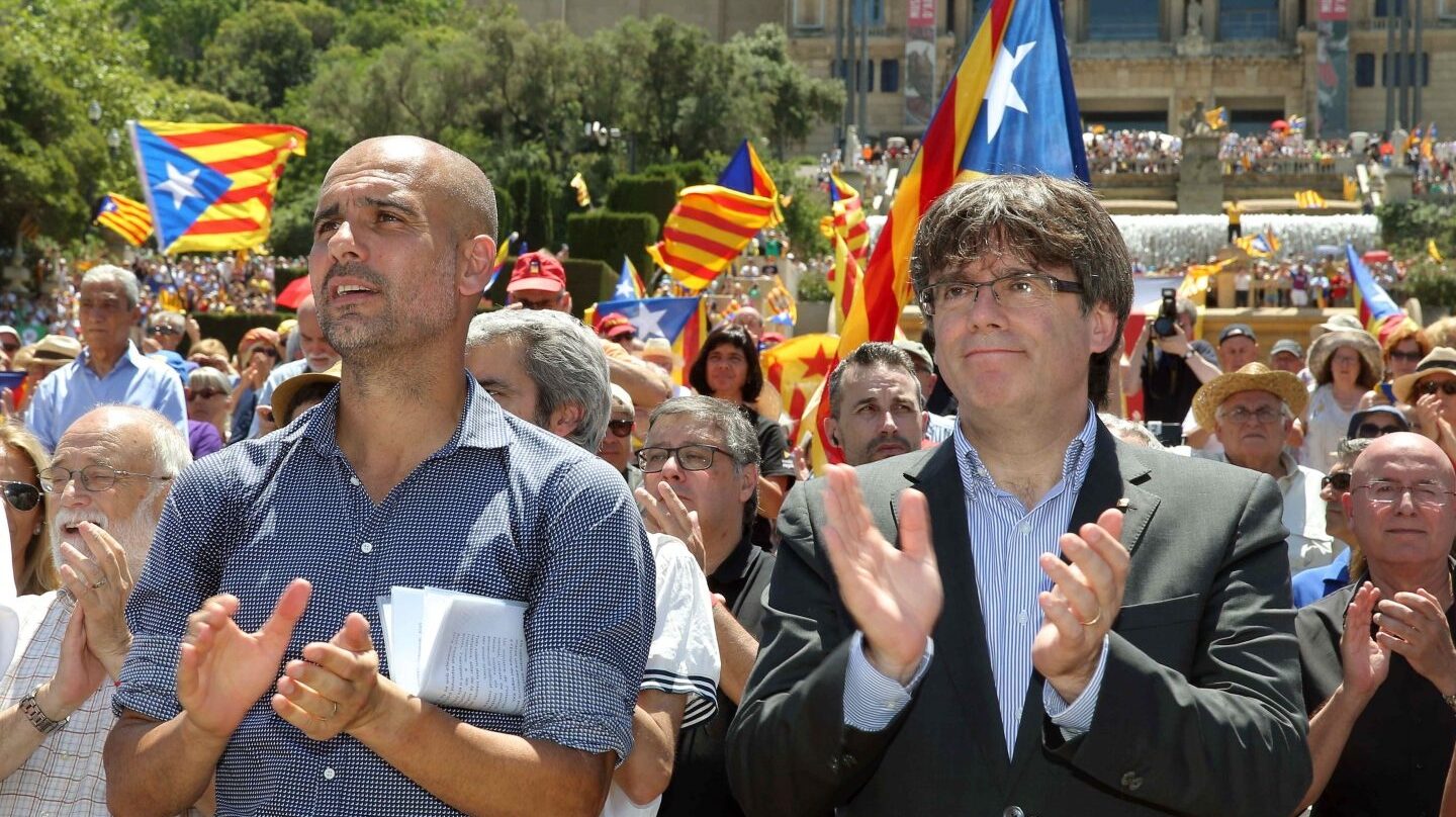 Guardiola y Puigdemont, en el acto independentista en Barcelona.