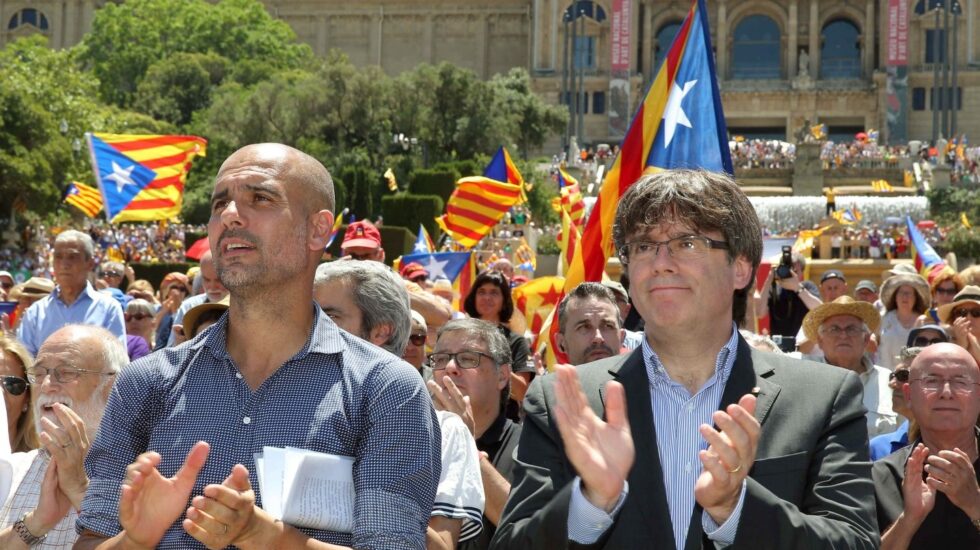 Guardiola y Puigdemont, en el acto independentista en Barcelona.