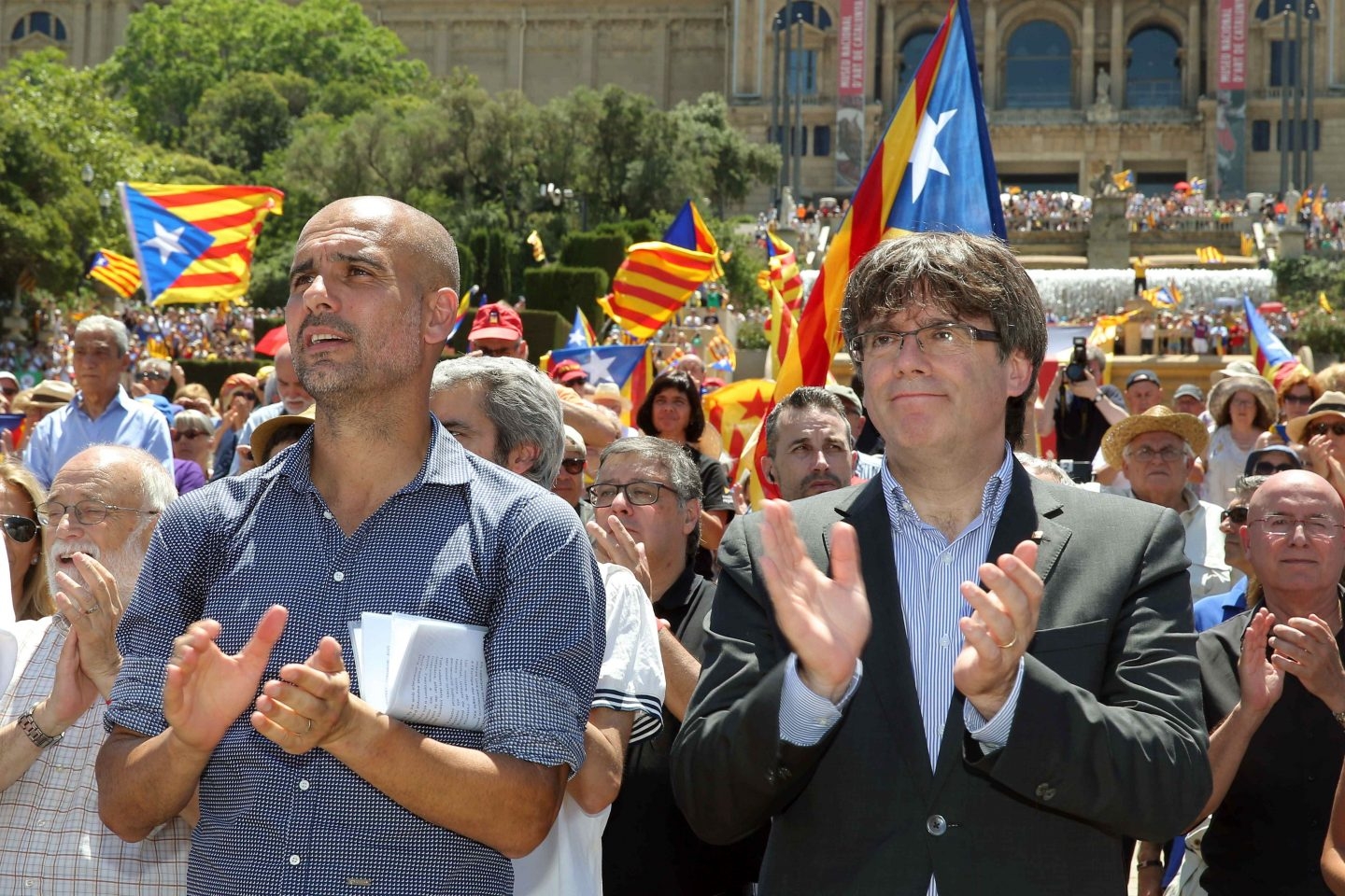 Guardiola y Puigdemont, en el acto independentista en Barcelona.